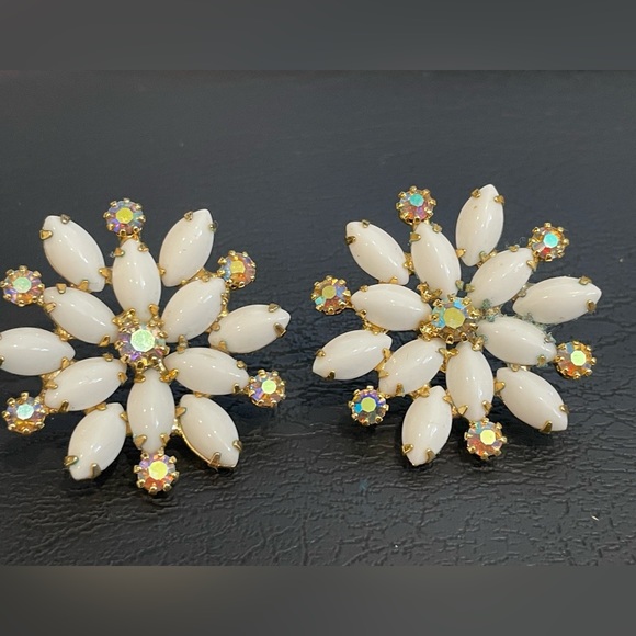 Vintage Napier White Cluster Flower Pin & Flower earrings white cluster unmarked - Picture 5 of 7